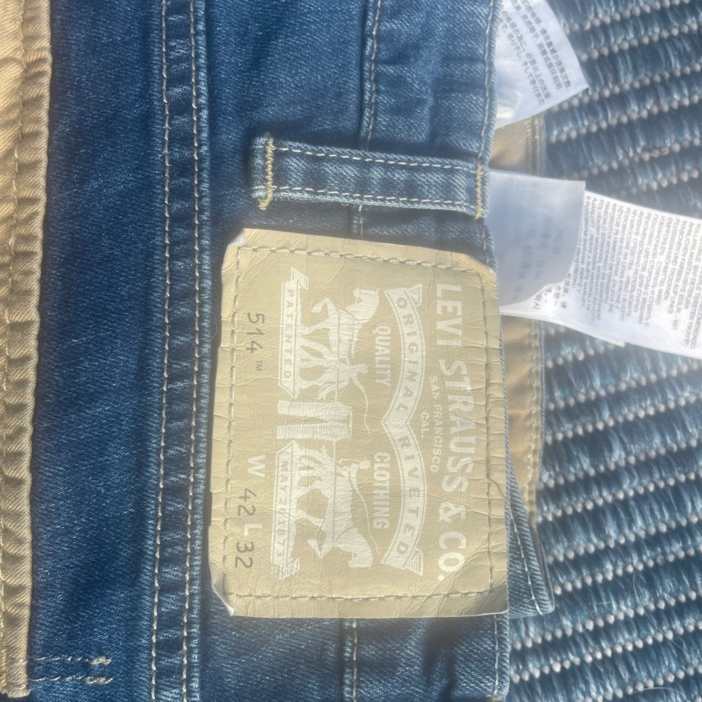 Levis 514 42/32 flap pockets excellent condition blue in color.
